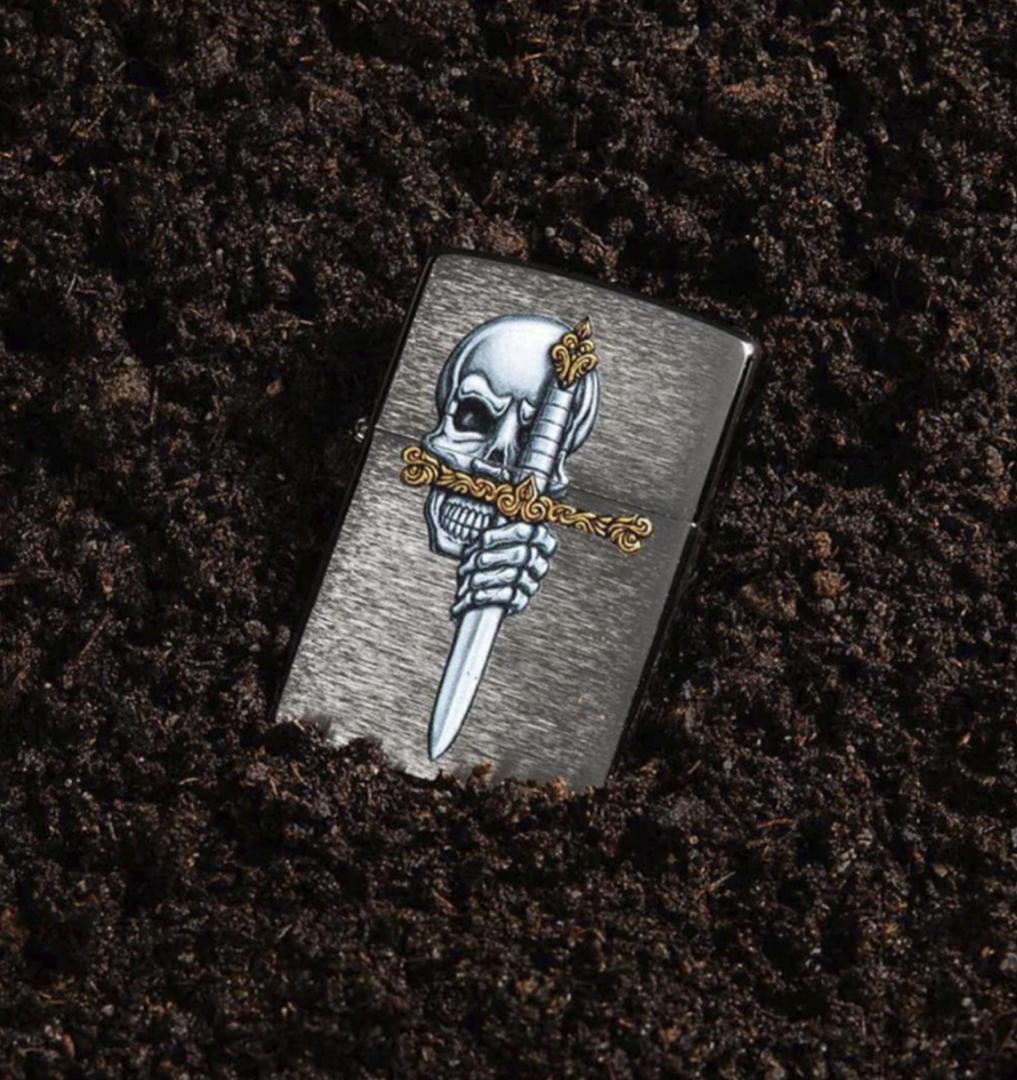 فندک زیپو اورجینال طرح جمجمه و شمشیر Zippo 49488 Sword Skull Design