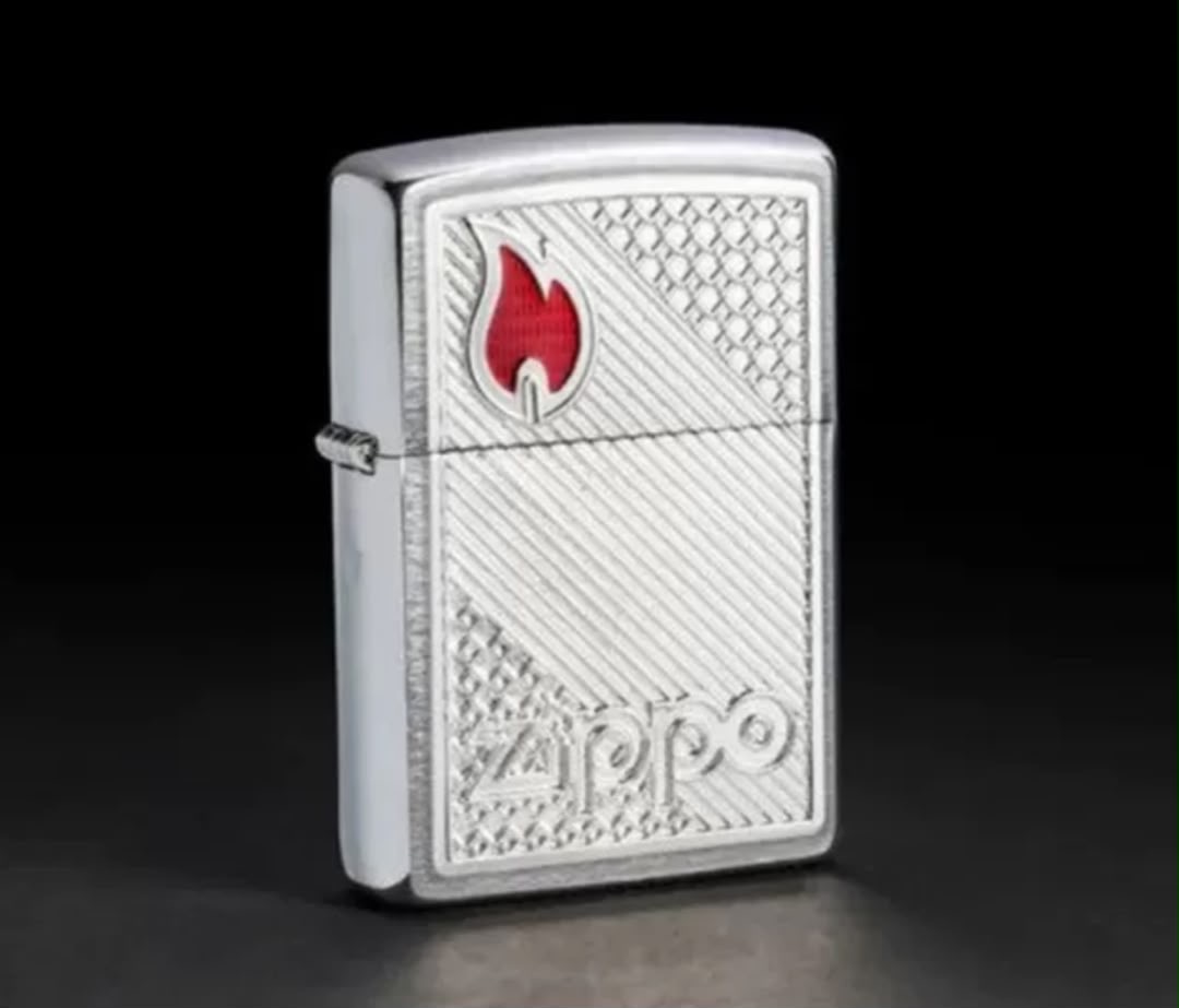 فندک زیپو اصل کروم خش‌دار نشان فلزی Zippo 48126 Tiles Emblem Design