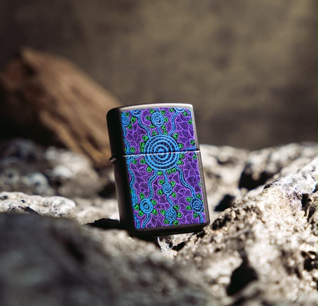 فندک زیپو ۴۸۶۲۵ طرح جان اسمیت گومبولا | Zippo 48625 John Smith Gumbula Black Light Design