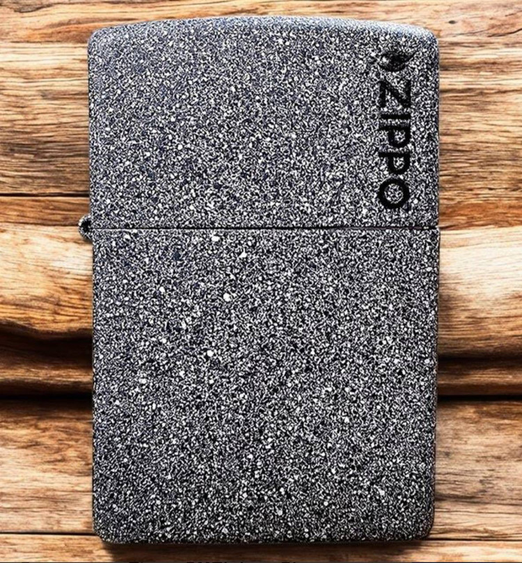 فندک زیپو ۲۱۱ZL با پوشش Iron Stone و لوگوی Zippo